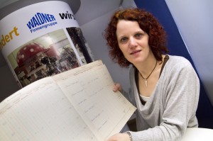 Birgit Burger von Waldner zeigt das historische Orderbuch für Milchpilze. Foto: Janina Schütz